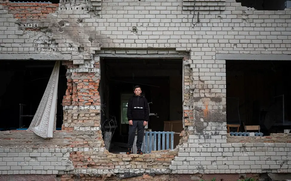 Ukraine: Unsicherer Schulstart | © UNICEF/Gilbertson - Highway Child Ukraine: Der 13-jährige Nazar steht in den Mauern seiner zerbombten Schule.