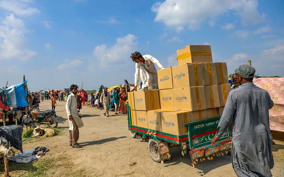 Überschwemmungen Pakistan: In der Provinz Sindh haben sich Familien auf eine höher gelegene Straße geflüchtet. 