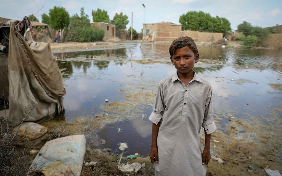 Pakistan: Der elfjährige Mukesh vor den überfluteten Gebieten.