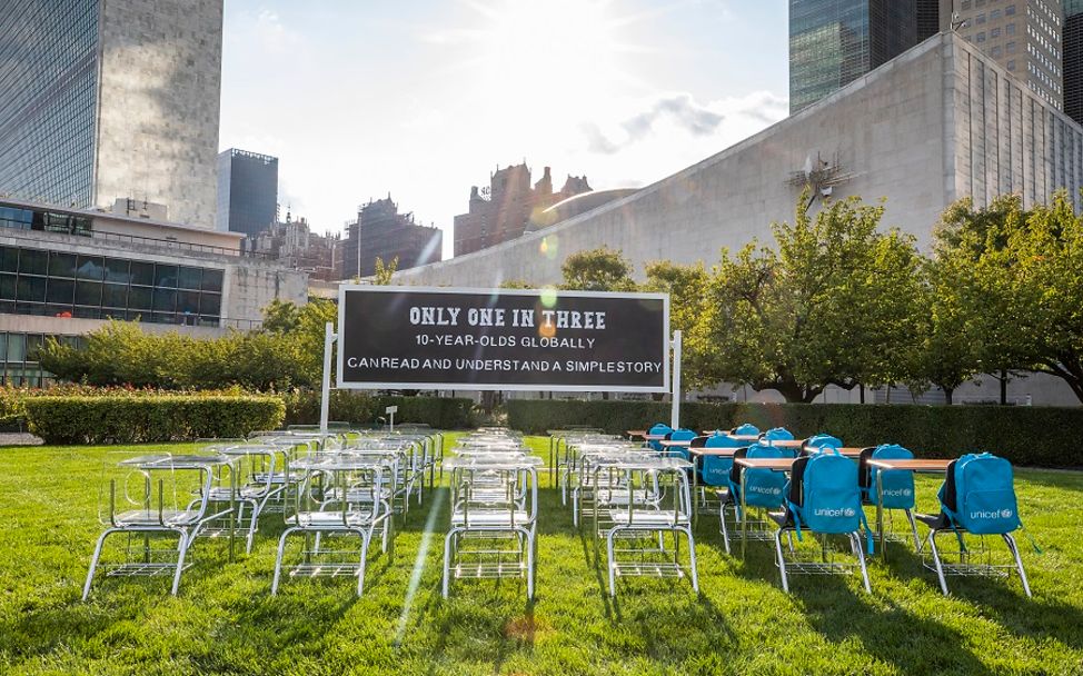 Weltweite Bildungskrise: UNICEF-Installation "Learning Crisis Classroom"