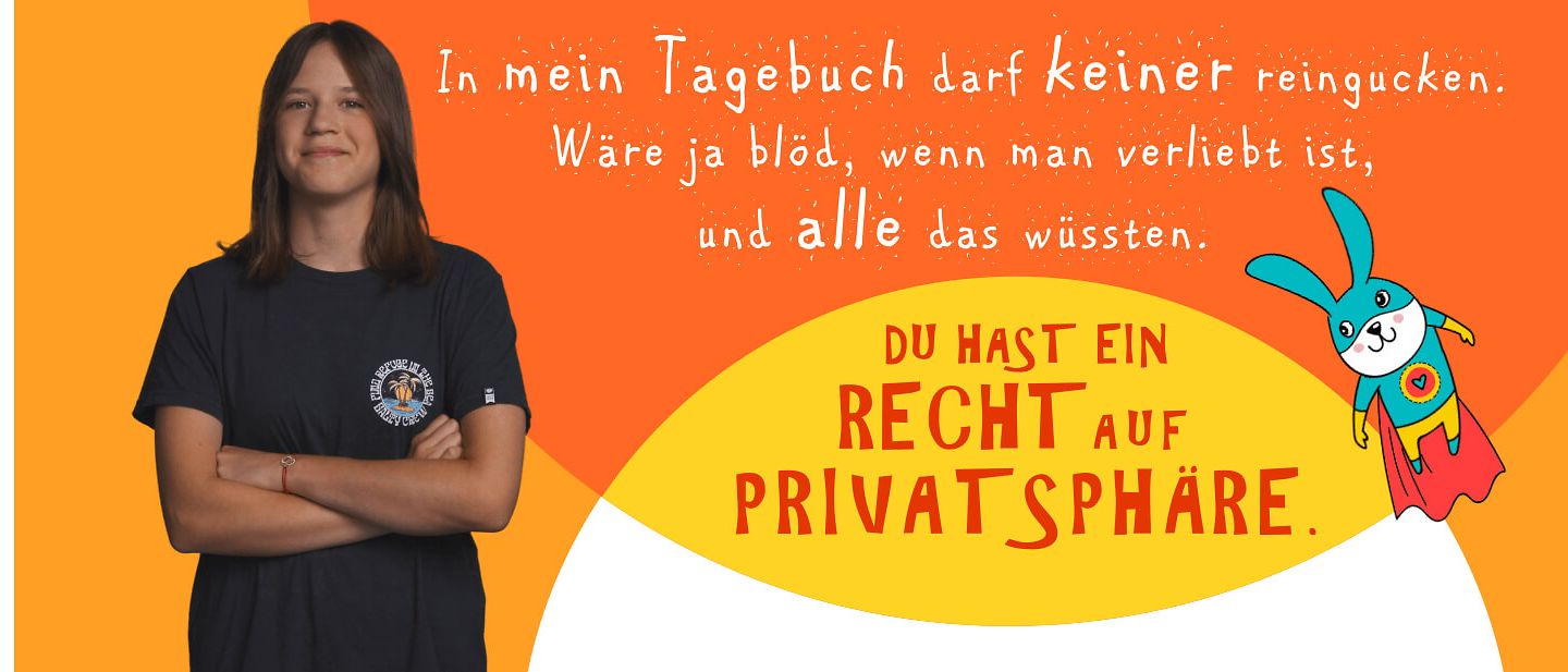 Ein Mädchen steht mit verschränkten Armen vor dem Schriftzug: Du hast ein Recht auf Privatsphäre.