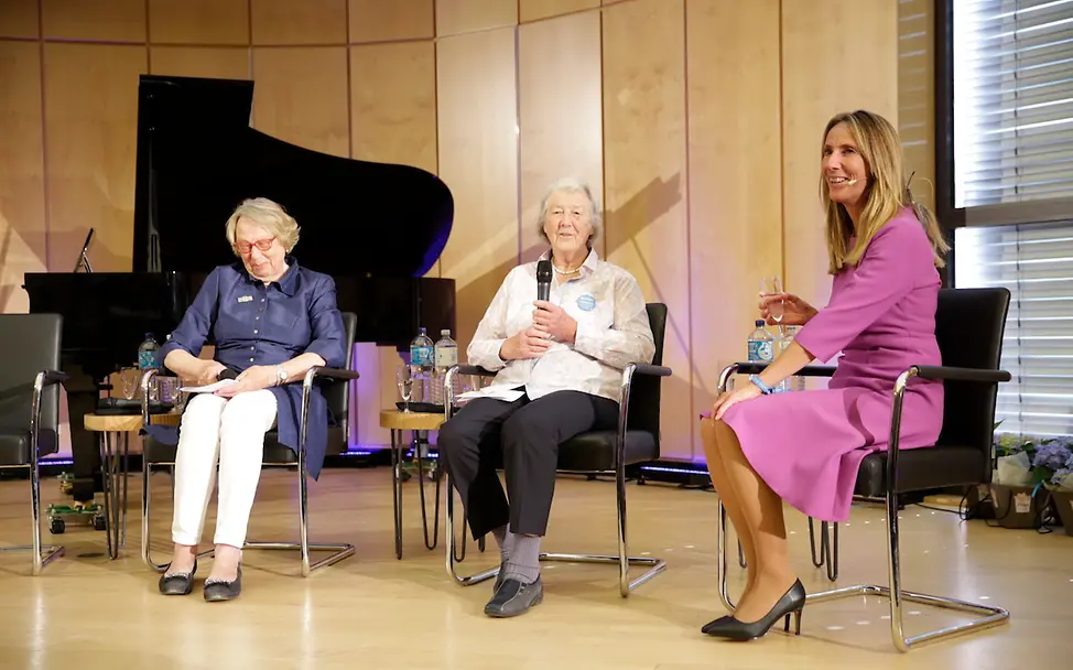 Zeitzeuginnen Hannelore Uhl und Ria Else mit Michaela Eugen-Albrecht UNICEFEvent_Zeitzeuginnen_Hannelore Uhl, Ria Else, Michaela Eugen-Albrecht_Credit Anja Jung