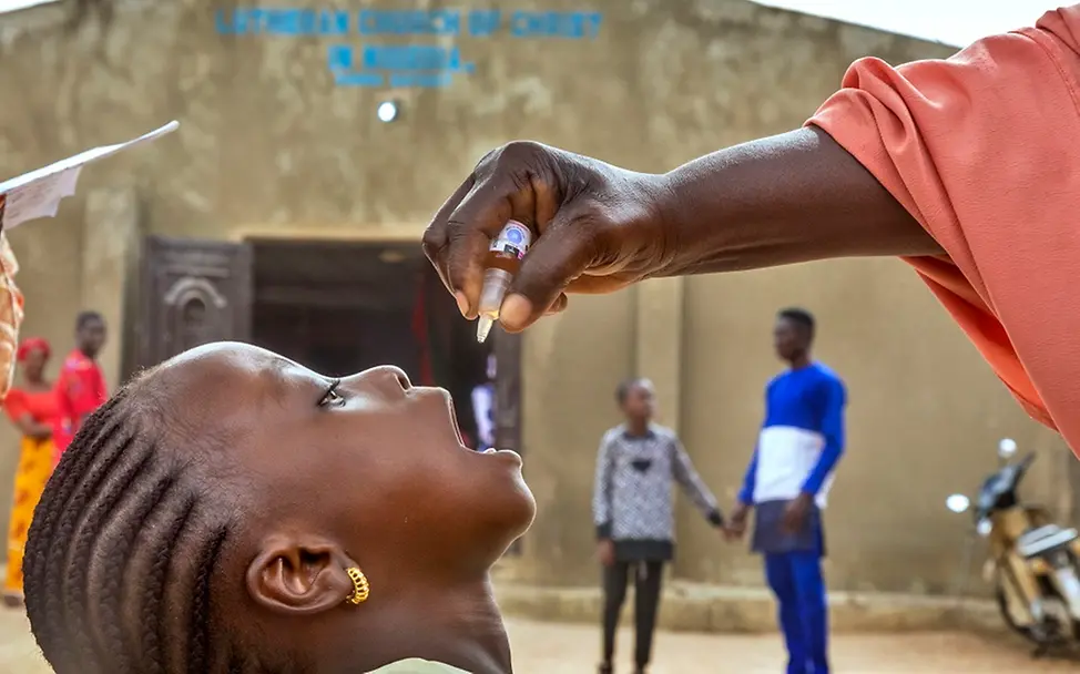 UNICEF: Kindergesundheit in Gefahr II UNICEF/Esiebo Nigeria: Ein Kind bekommt eine Schluckimpfung