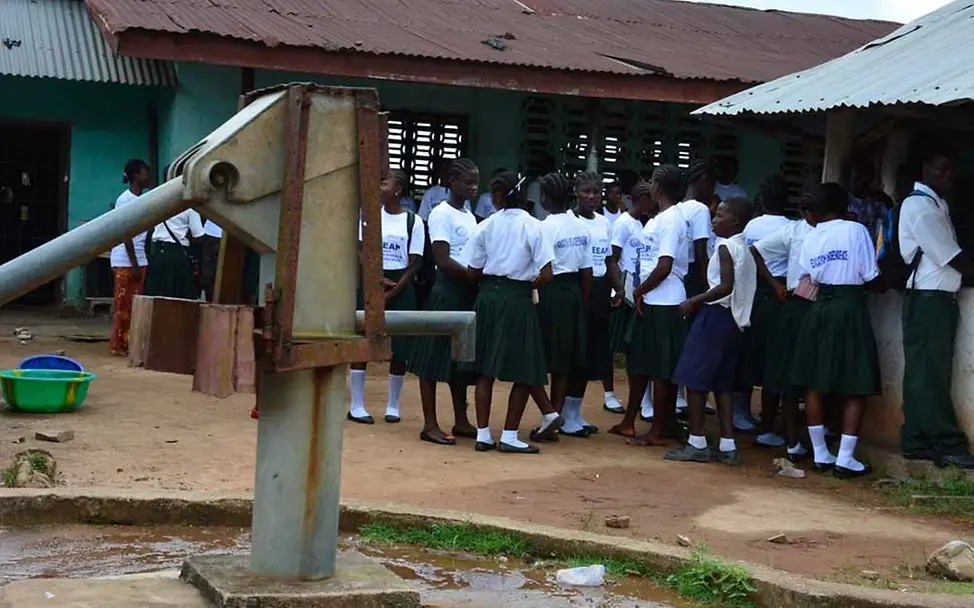 Schulhof mit Brunnen | ©UNICEF Schulhof mit Brunnen in Liberia