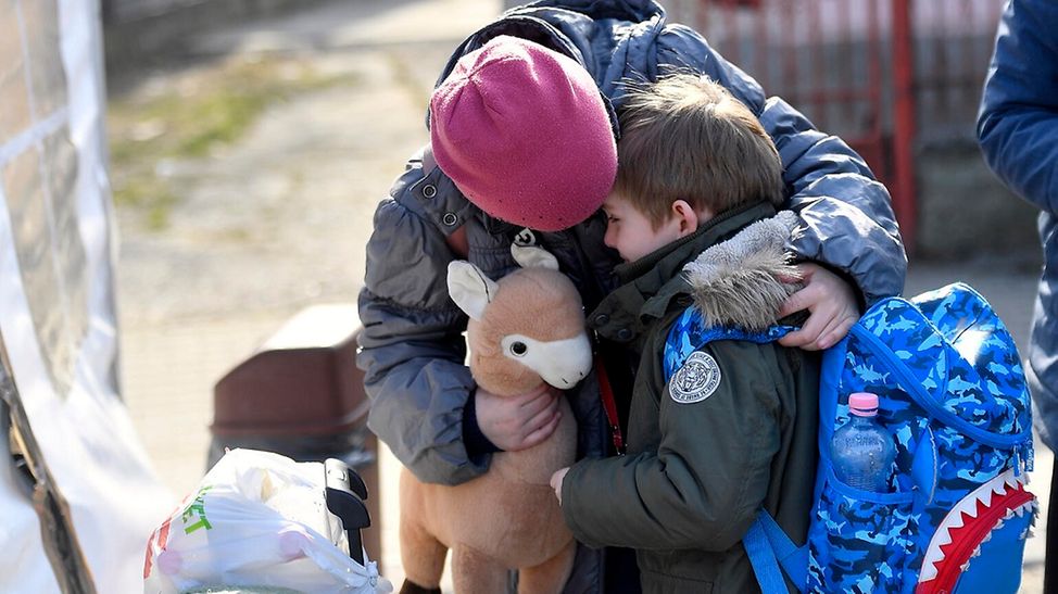 UNICEF | Hilfe für Kinder in der Ukraine: Anastasia nimmt ihren Bruder Andrei in den Arm.