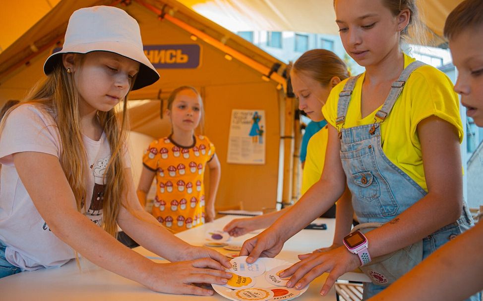 UNICEF | Hilfe für Kinder in der Ukraine: Kinder basteln während des Summercamps Poster.