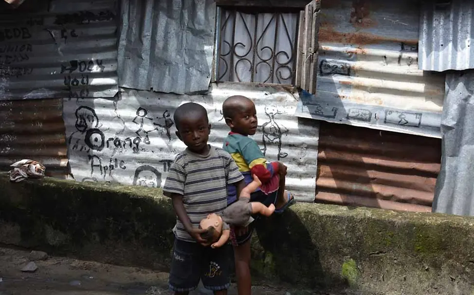 Spielen zwischen Wellblech | ©UNICEF Spielende Kinder Liberia