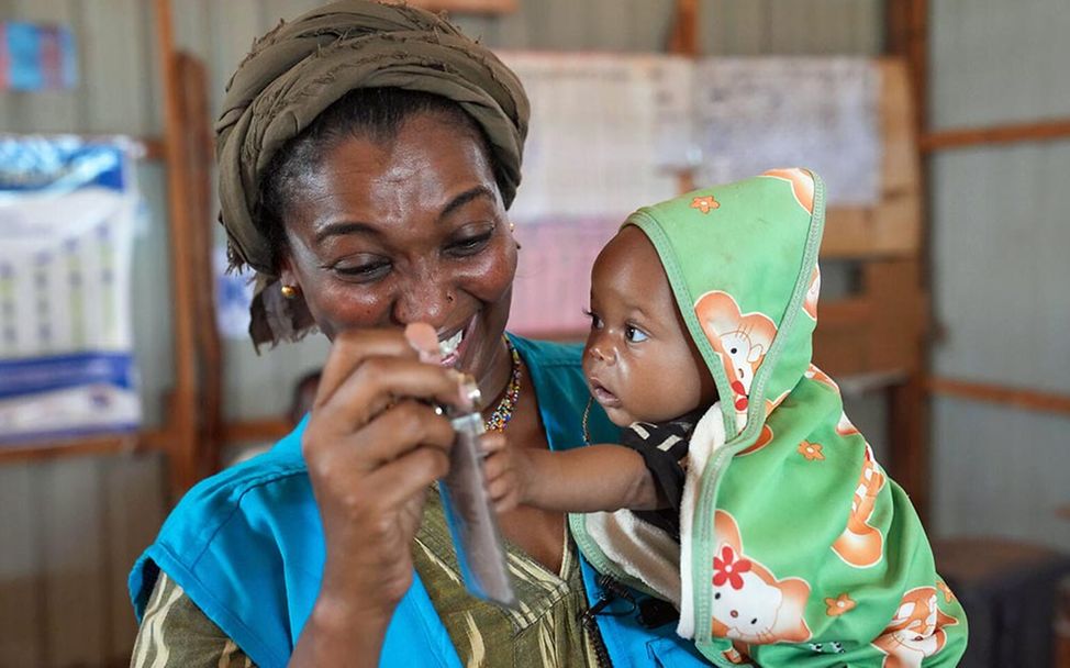 Drohende Hungersnot Somalia: Eine UNICEF-Mitarbeiterin hält ein unterernährtes Baby auf dem Arm. 