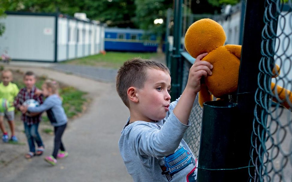 Ukraine Nothilfe: Ein Junge spielt in einem Flüchtlingscamp mit seinem Stofftier. 