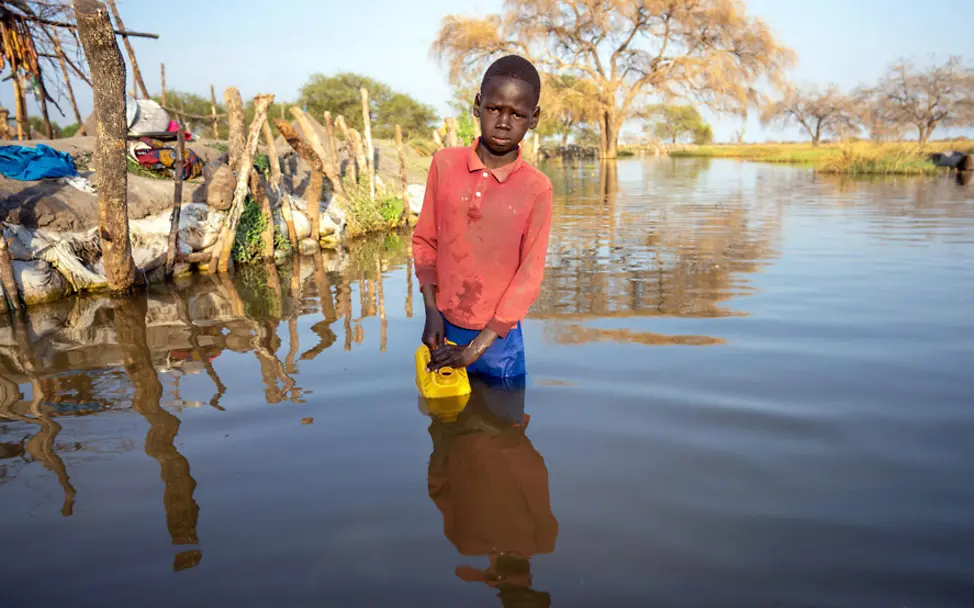 Südsudan: Der 13-jährige Mathiei Makuol sammelt schmutziges Flutwasser. | © UNICEF/Naftalin Südsudan: Der 13-jährige Mathiei Makuol sammelt schmutziges Flutwasser.