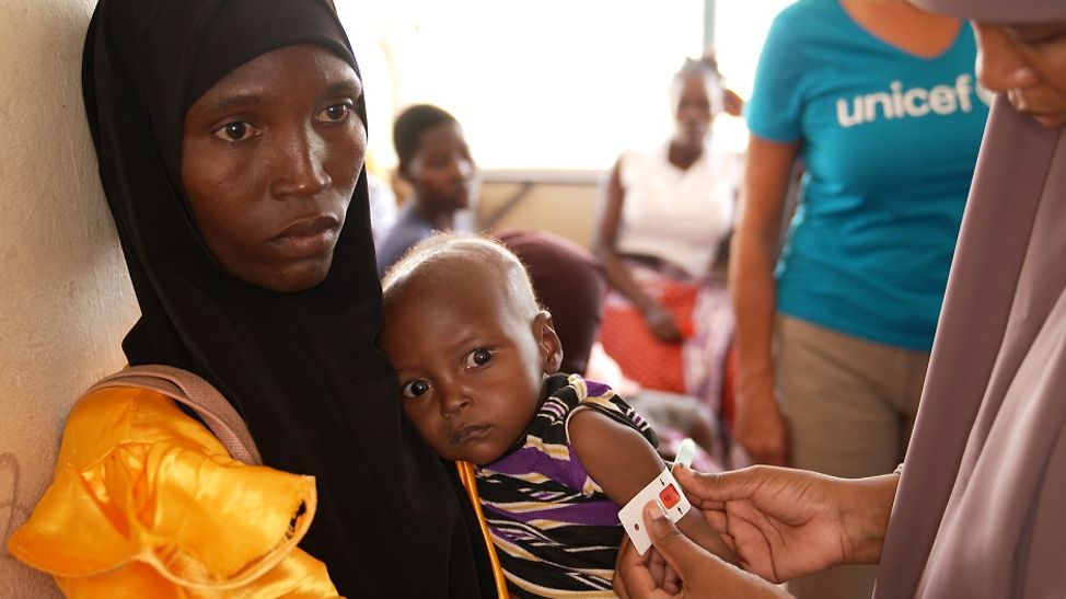 Kenia: Der Armumfang eines mangelernährten Kindes wird gemessen.