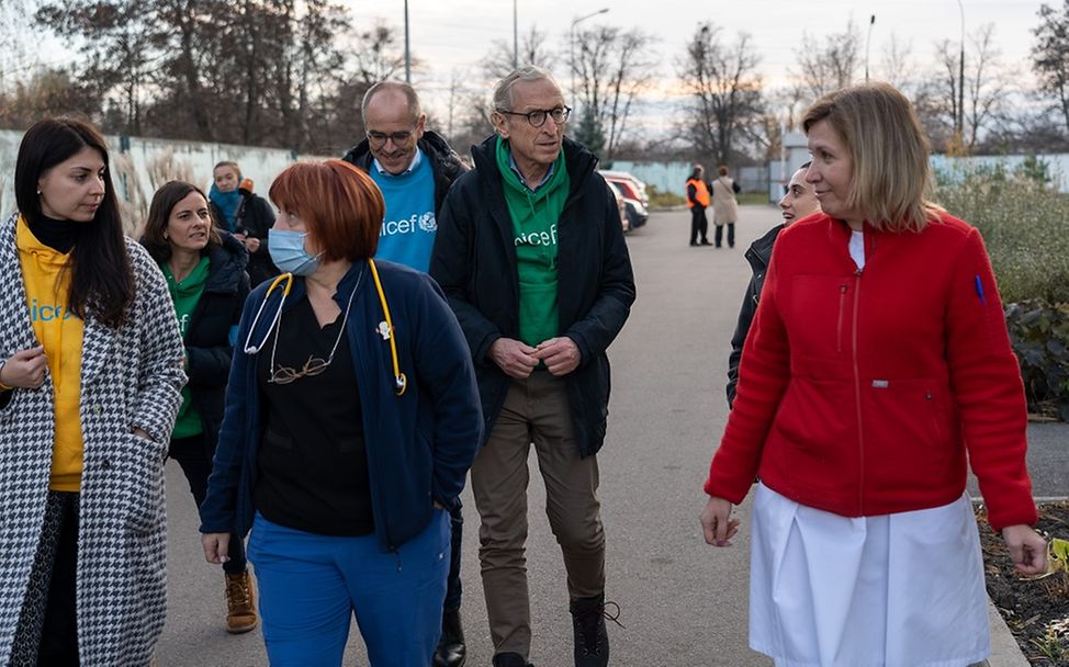 Georg Graf Waldersee und Christian Schneider auf dem Weg in ein Kinderkrankenhaus.