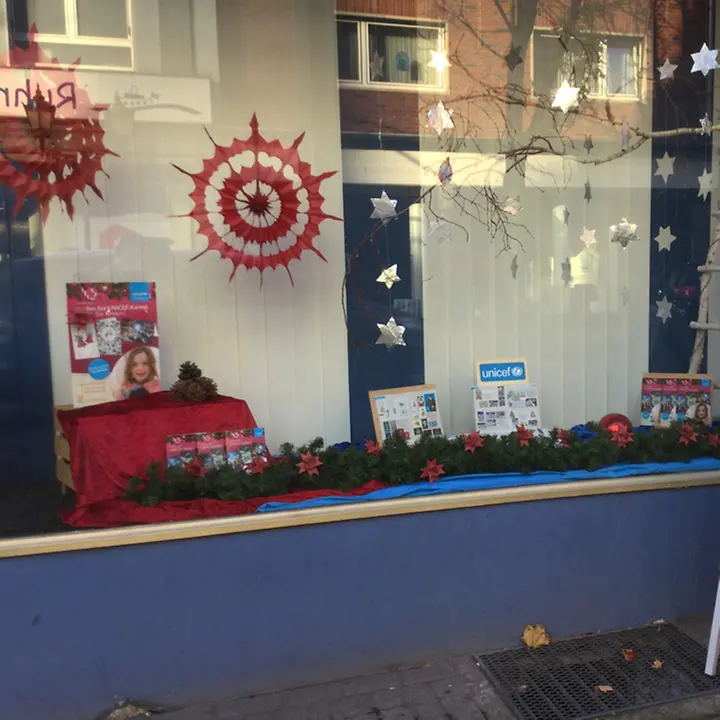 unser weihnachtlich geschmücktes Schaufenster in der Fabrikstraße unser weihnachtlich geschmücktes Schaufenster in der Fabrikstraße