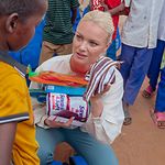 Franziska Knuppe im Gespräch mit einem kenyanischen Jungen