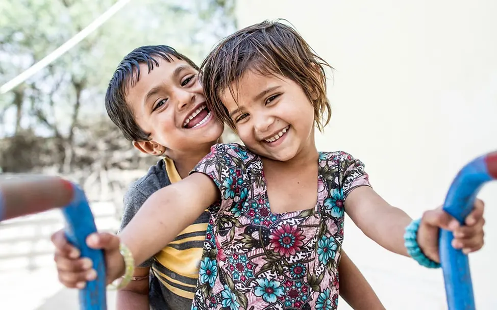 Zwei Kinder spielen in einem Betreuungszentrum, © UNICEF/INDA2013-00067/Dhiraj Singh Zwei Kinder spielen in einem Betreuungszentrum, © UNICEF/INDA2013-00067/Dhiraj Singh