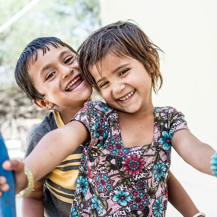 Zwei Kinder spielen in einem Betreuungszentrum, © UNICEF/INDA2013-00067/Dhiraj Singh Zwei Kinder spielen in einem Betreuungszentrum, © UNICEF/INDA2013-00067/Dhiraj Singh