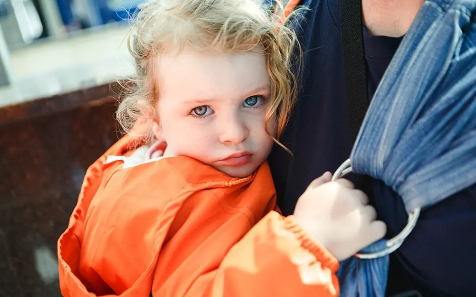 UNICEF benötigt 10,3 Milliarden US-Dollar für weltweite Nothilfeprogramme für Kinder I UNICEF/Hudak Ukraine: Ein Mädchen hält sich an seiner Mutter fest.