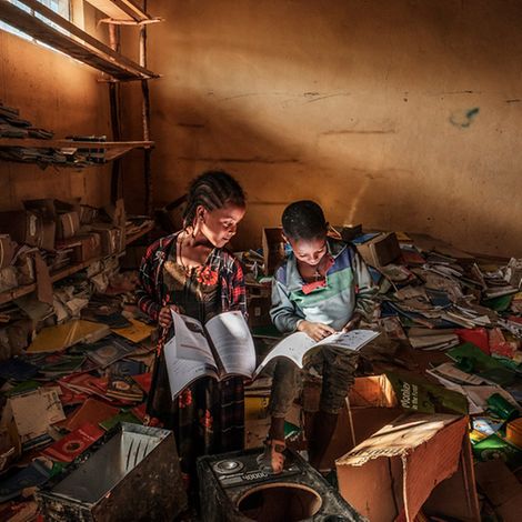 In der kriegszerstörten Bibliothek einer Grundschule in der äthiopischen Region Tigray vertiefen sich zwei Kinder in Bücher.