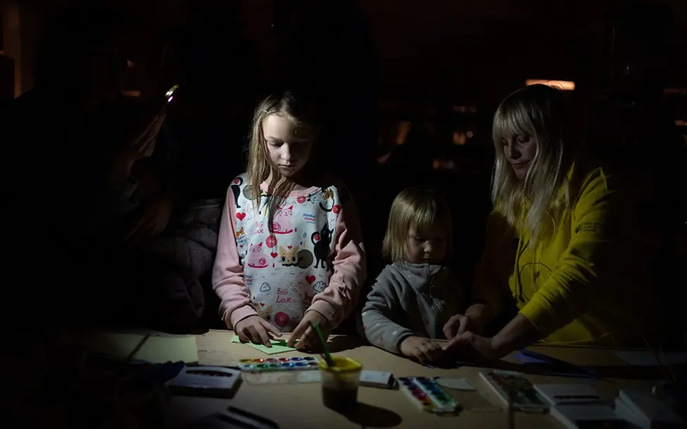I UNICEF/Filippov Ukraine: Zwei Kinder stehen an einem Tisch und malen.