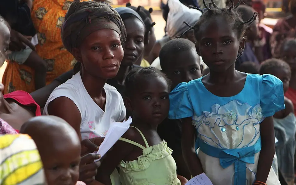 Mütter und ihre Kinder warten auf eine medizinische Untersuchung. © UNICEF/NYHQ2013-1286/Pierre Terdjman Mütter und ihre Kinder warten auf eine medizinische Untersuchung. © UNICEF/NYHQ2013-1286/Pierre Terdjman