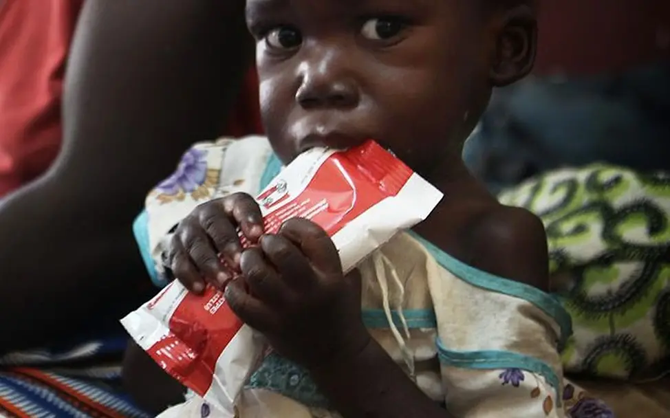 Ein Mädchen isst lebensrettende Erdnusspaste. © UNICEF/NYHQ2013-1288/Pierre Terdjman Ein Mädchen isst lebensrettende Erdnusspaste. © UNICEF/NYHQ2013-1288/Pierre Terdjman