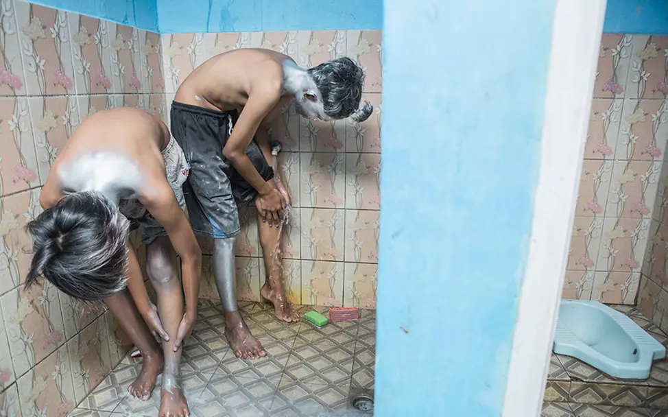 Depok, Indonesien: Wie Rifki seine Armut versilbert | © Agoes Rudianto, Indonesien, GEOlino Depok, Indonesien: Wie Rifki seine Armut versilbert