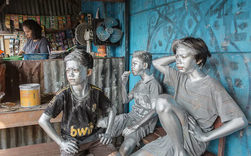 Depok, Indonesien: Wie Rifki seine Armut versilbert | © Agoes Rudianto, Indonesien, GEOlino Depok, Indonesien: Wie Rifki seine Armut versilbert