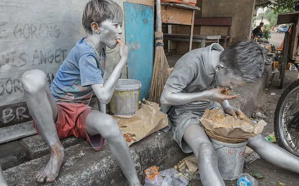 Depok, Indonesien: Wie Rifki seine Armut versilbert | © Agoes Rudianto, Indonesien, GEOlino Depok, Indonesien: Wie Rifki seine Armut versilbert