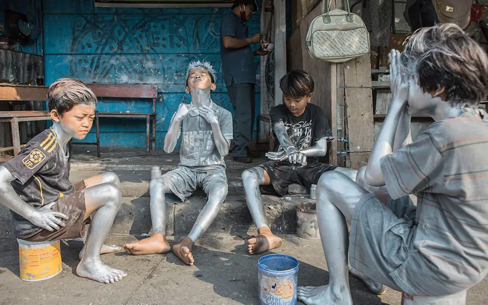 Depok, Indonesien: Wie Rifki seine Armut versilbert | © Agoes Rudianto, Indonesien, GEOlino Depok, Indonesien: Wie Rifki seine Armut versilbert