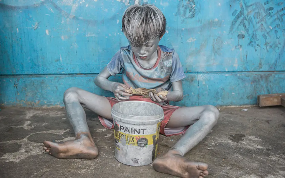 Depok, Indonesien: Wie Rifki seine Armut versilbert | © Agoes Rudianto, Indonesien, GEOlino Depok, Indonesien: Wie Rifki seine Armut versilbert