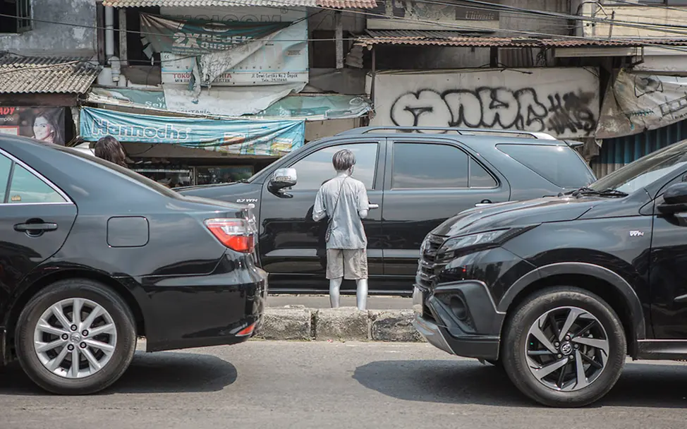 Depok, Indonesien: Wie Rifki seine Armut versilbert | © Agoes Rudianto, Indonesien, GEOlino Depok, Indonesien: Wie Rifki seine Armut versilbert