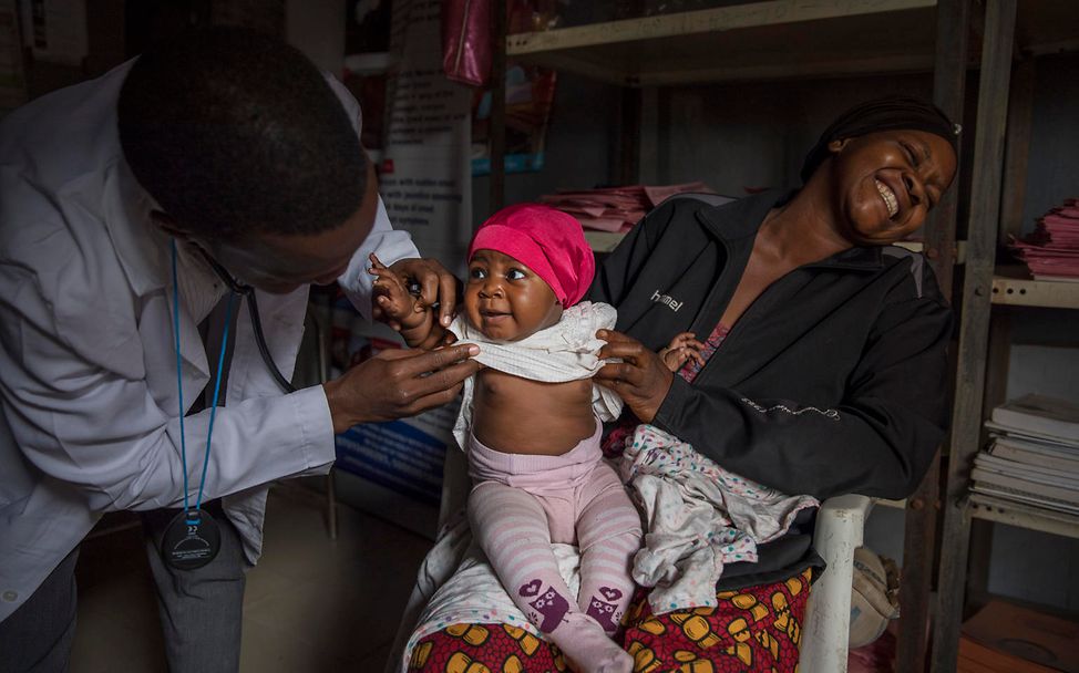 Lungenentzündung Kind: Eine Gesundheitsuntersuchung in Nigeria. 