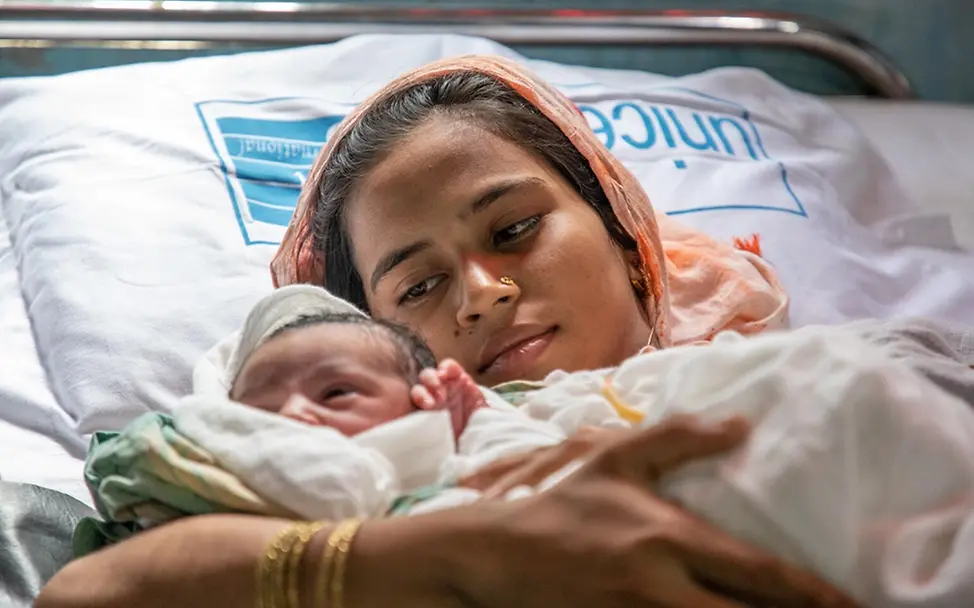 Mutter und Neugeborenes im Flüchtlingscamp in Bangladesch | © UNICEF/ Satu Kindersterblichkeit: Mutter und Baby in Bangladesch