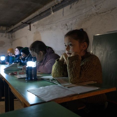 Winter in der Ukraine: Kinder sitzen in Luftschutzkeller des Kindergartens und lernen.