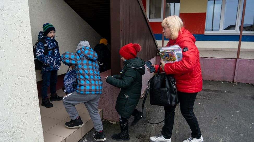 Winter in der Ukraine: Kinder auf dem Weg in den Schutzraum im Keller des Kindergartens.