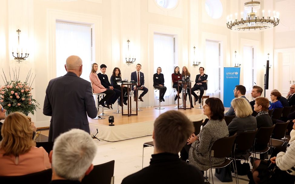 Teilnehmer*innen des Neujahrsgespräches in einer Diskussionsrunde.