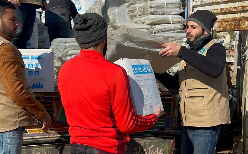 Erdbeben Türkei Syrien: UNICEF-Partner verteilen Hygiene-Pakete.