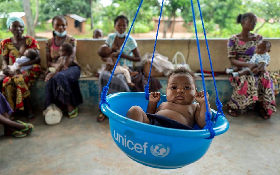 Nothilfe Demokratische Republik Kongo: Ein Baby wird in einer UNICEF-Waage gewogen. 