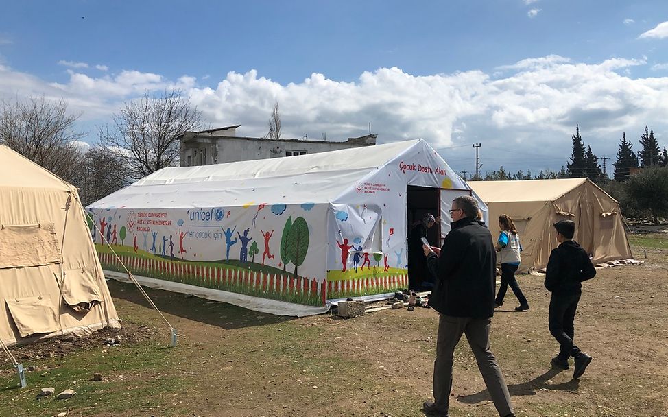 Erdbeben Türkei: Buntes Zelt, in dem UNICEF einen kinderfreundlichen Ort eingerichtet hat.