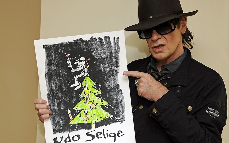 Udo Lindenberg mit Grußkarte 'U.Do Selige'. | © UNICEF/Vielz