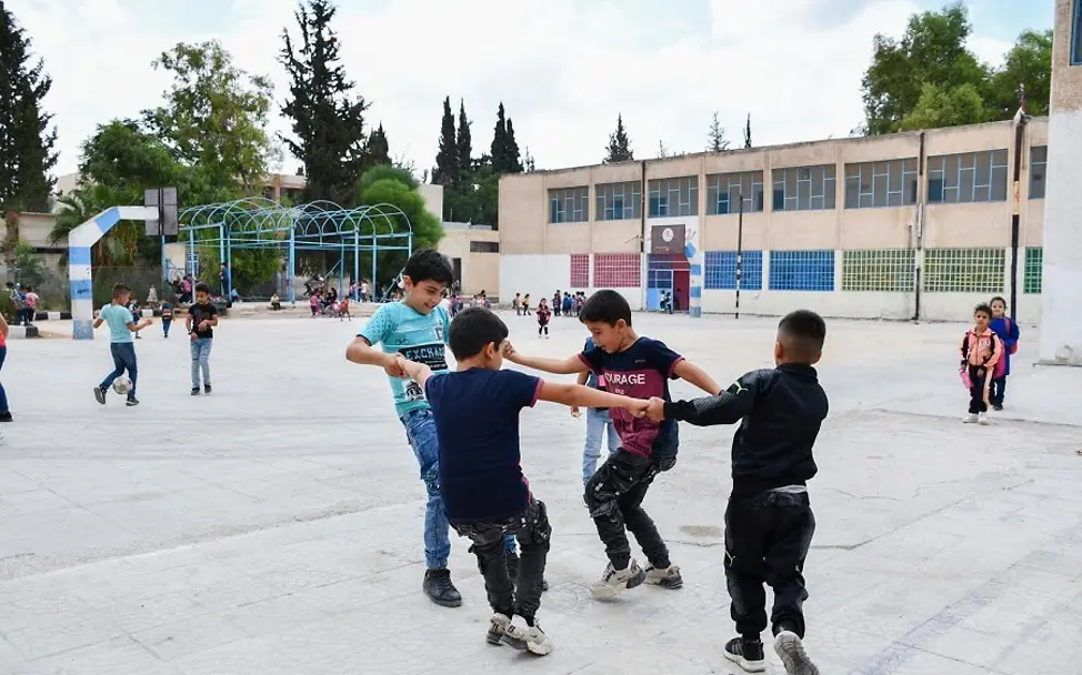 Ahmad spielt mit seinen Freunden. | © UNICEF/Shahan Syrien: Ahmad spielt mit anderen Kindern auf dem Schulhof.