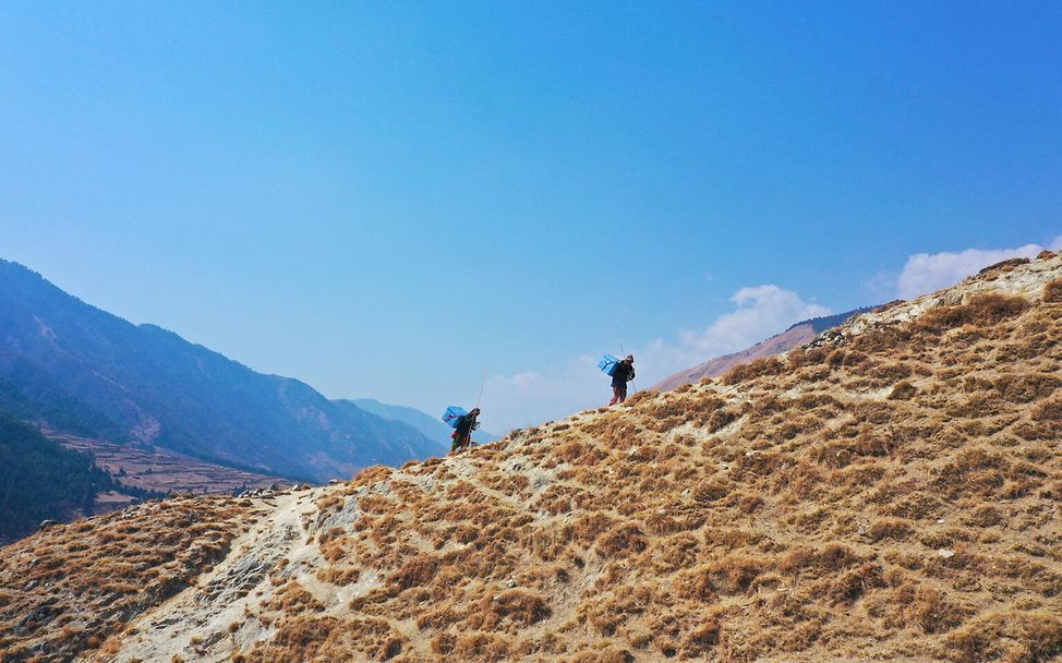 Malaria-Impfungen: UNICEF-Helfer transportieren Impfstoff in ein Gebirge in Nepal.