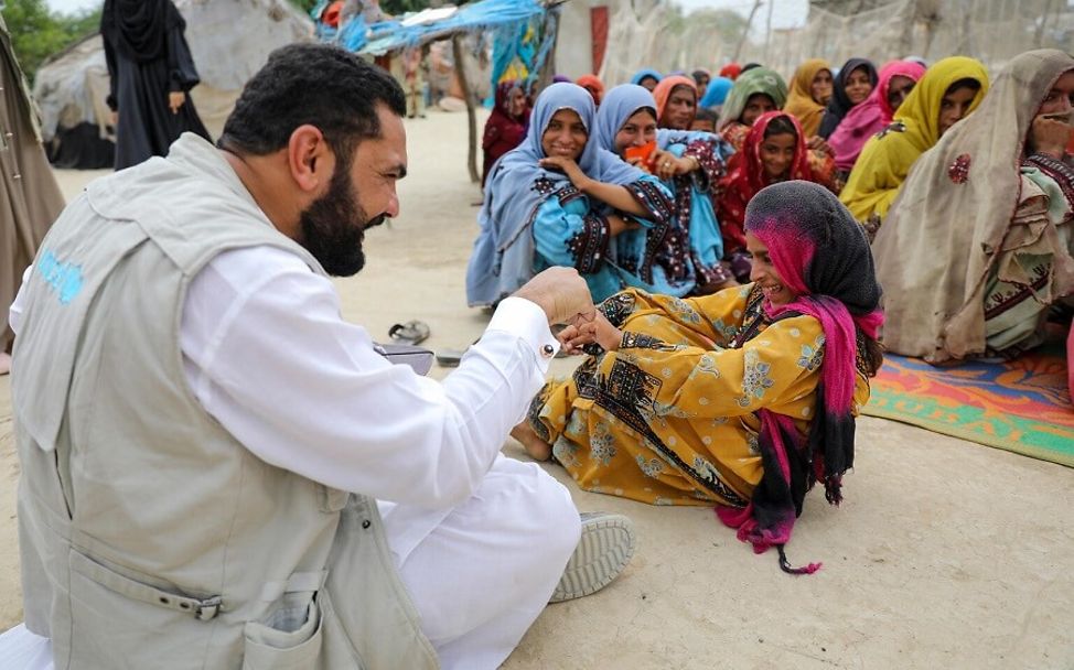 Pakistana: Zia spricht mit Rukhsana und anderen Kindern.