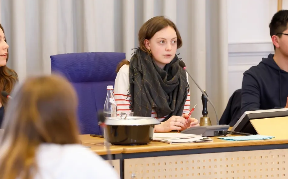 Sofie Bauer am Sitzungstisch im Plenarsaal Regensburg