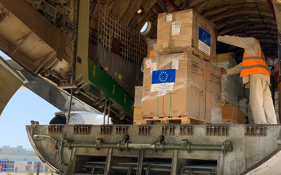I UNICEF/Lawler Aus einem Flugzeug werden Hilfsgüter ausgeladen.