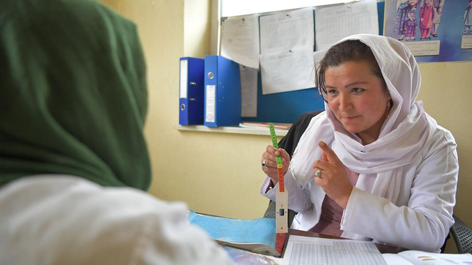 Afghanistan: Eine Ernährungsspezialistin zeigt ein Maßband für die Untersuchung mangelernährter Kinder