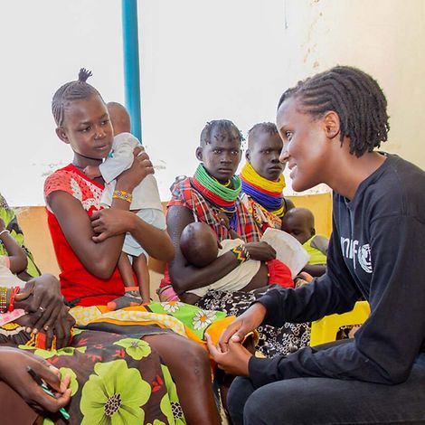 UNICEF-Botschafterin Vanessa Nakate unterhält sich mit Müttern in Kenia.