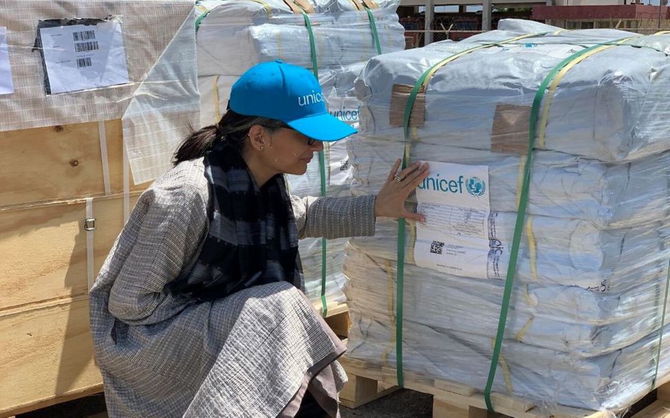 In der Hafenstadt Port Sudan kommen Hilfsgüter für die Kinder im Sudan an.