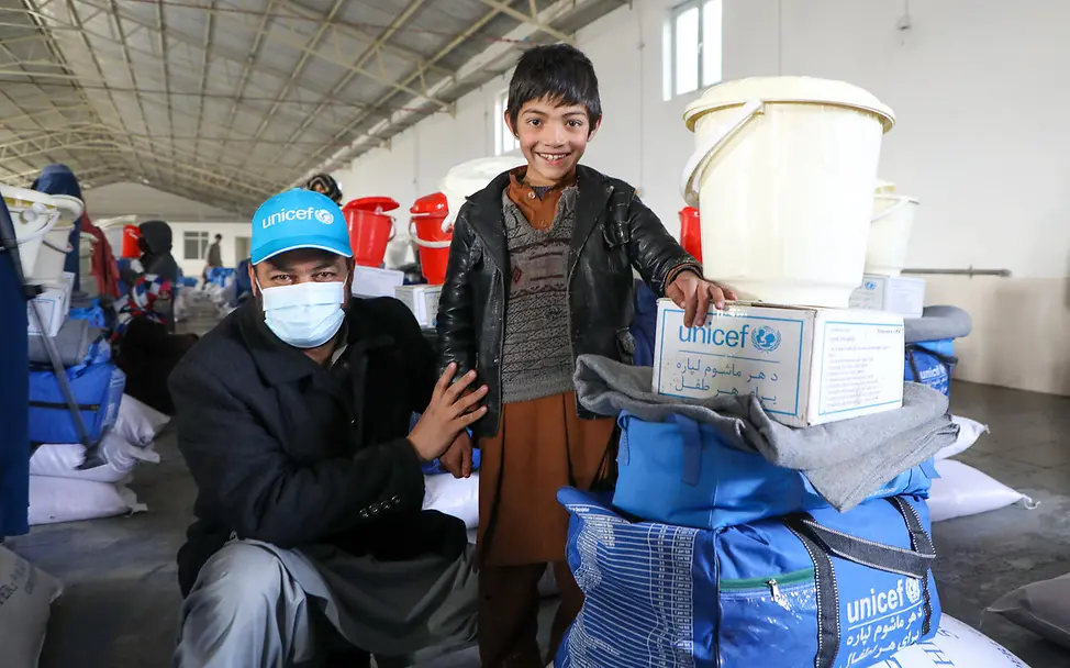 Hilfsgüter für Kinder: Im Januar 2022 verteilt unser UNICEF-Kollege Mohammad Khalid Azami Winterpakete in Afghanistan..