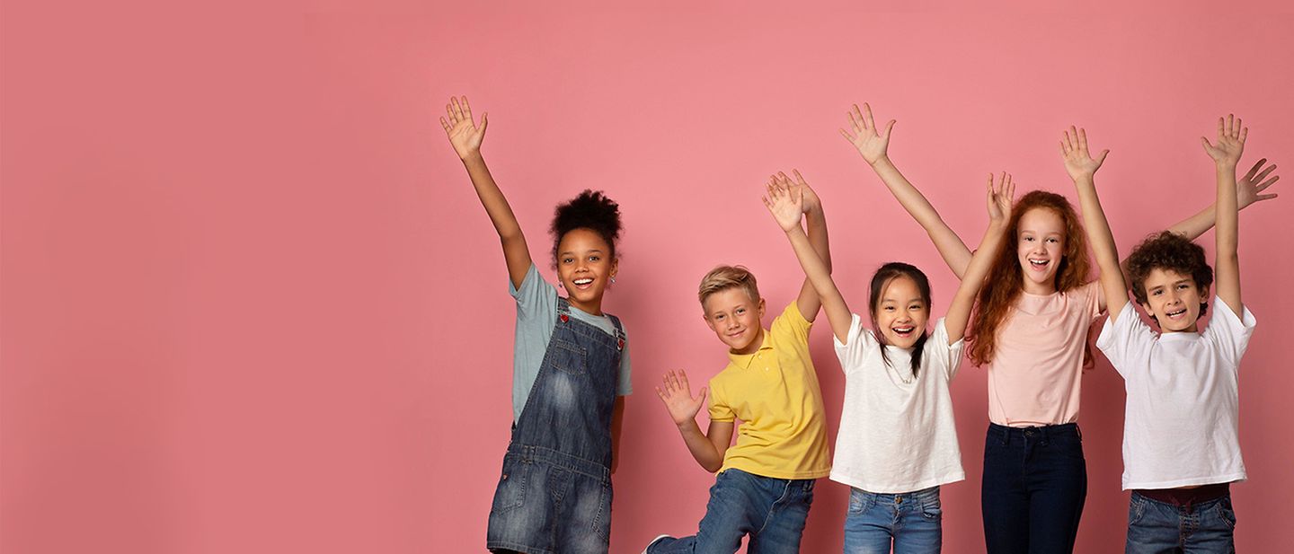 Kinderrechteschulen: Eine Gruppe von Schulkindern posiert für die Kamera.